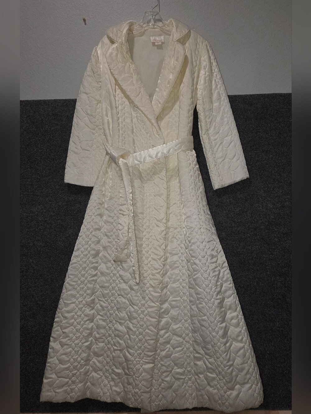 VS17. Vintage 60s Barbizon Satin Serene Ivory Quilted Maxi Robe Small